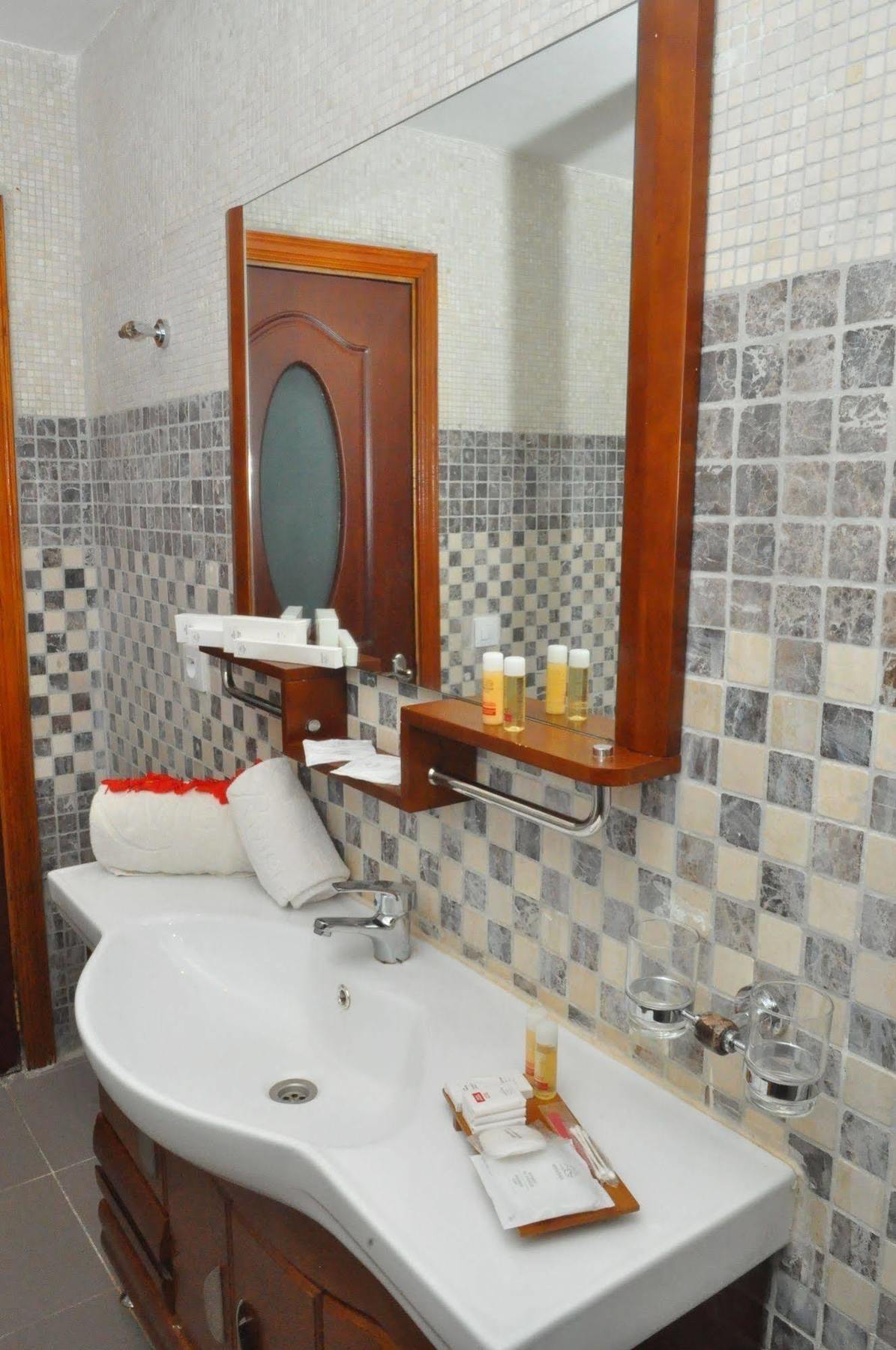Riviera Royal Hotel Конакрі Екстер'єр фото